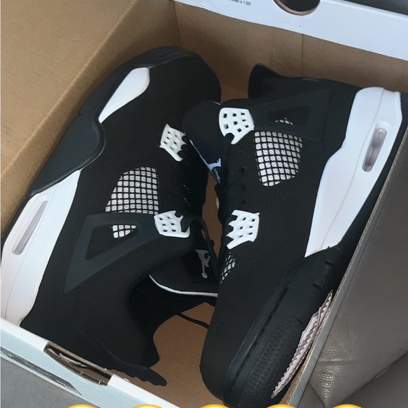 Jordan 4s” white thunder”no damage no creases not a spec of dirt on them